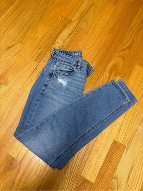 American Eagle Outfitters Women’s Medium Blue Skinny Jeans with Light Distress